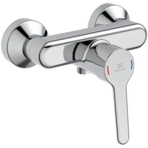 Brausearmatur in verchromtem Metall, ausgestattet mit einem Hebel zur Einstellung der Wassertemperatur, gefertigt von Ideal Standard.